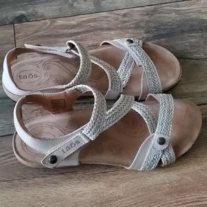 Taos size 9.5 sandals
